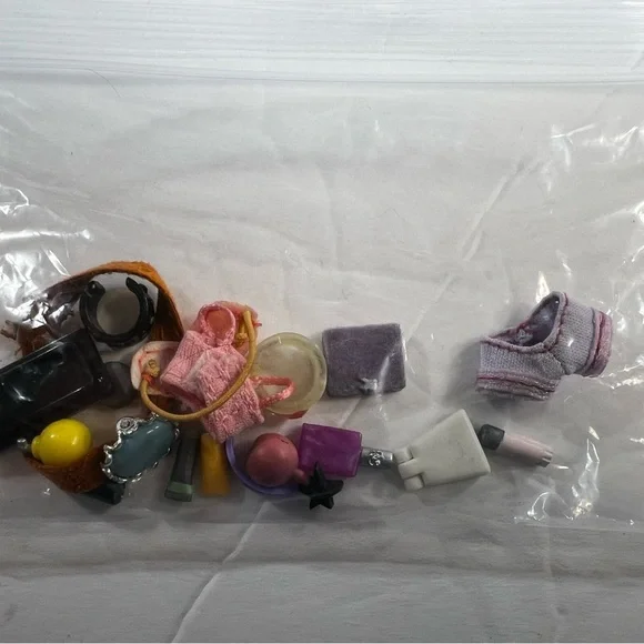 Bratz Dolls Lot of 4 with Extra Clothes and Accessories Y2K Fashion Dolls - Picture 7 of 7